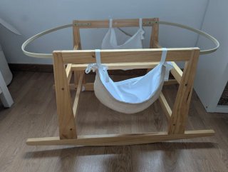 Moisés de mimbre y madera (marca cucos baby).