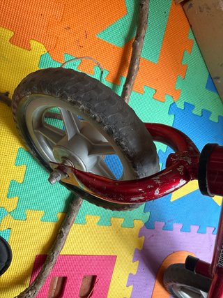 Bicicleta de equilibrio roja para niños