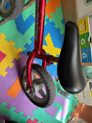 Bicicleta de equilibrio roja para niños