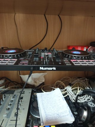 Controladora DJ Numark Party Mix Negra