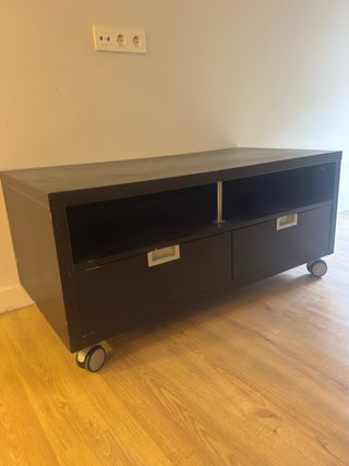 Mueble TV negro con ruedas