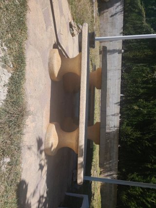 Mesa y bancos de piedra maciza