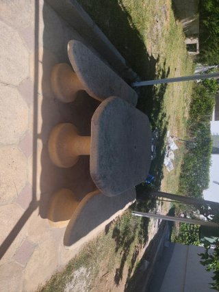 Mesa y bancos de piedra maciza