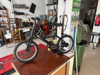 Bicicleta infantil negra restaurada entera