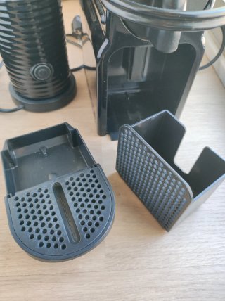 Cafetera Nespresso Krups negra + Aerador de leche