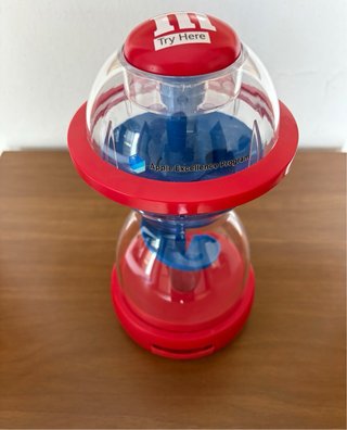 Dispenser M&M's rosso e trasparente.