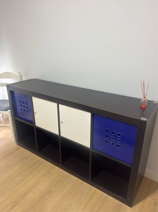 Estantería modular oscura con puertas