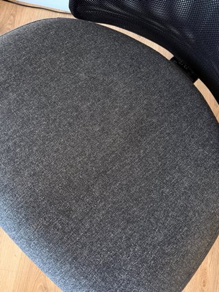 Silla de oficina ergonómica gris y negra