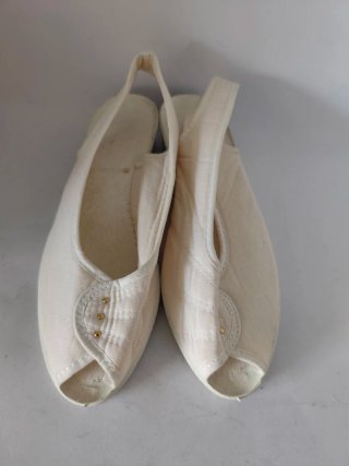 Zapatillas con cuña de chica N°37-38 nuevas.