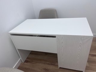 Escritorio Ikea blanco con cajones