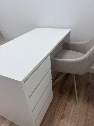 Escritorio Ikea blanco con cajones
