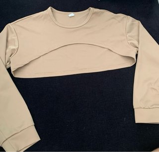 Sudadera joven blanca, vestido ajustado. Jersey