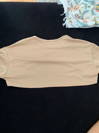 Sudadera joven blanca, vestido ajustado. Jersey