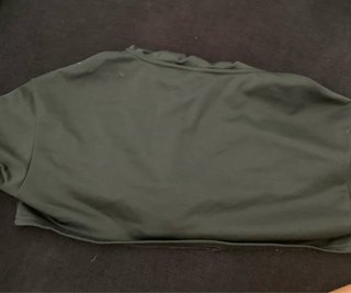 Sudadera joven blanca, vestido ajustado. Jersey