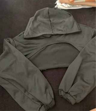 Sudadera joven blanca, vestido ajustado. Jersey