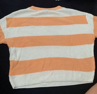Sudadera joven blanca, vestido ajustado. Jersey