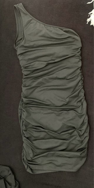 Sudadera joven blanca, vestido ajustado. Jersey