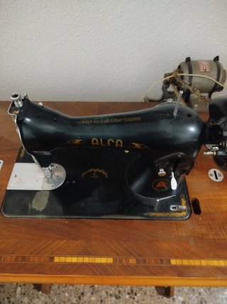 Máquina de coser antigua Alfa con motor