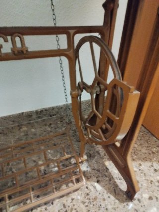Máquina de coser antigua Alfa con motor