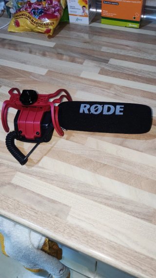 Cámara Canon EOS 80D + Micrófono Rode Videomic