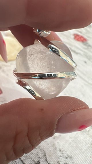 Colgante de cuarzo envuelto en plata