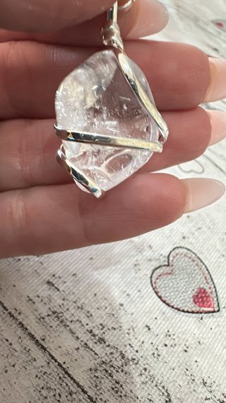 Colgante de cuarzo envuelto en plata