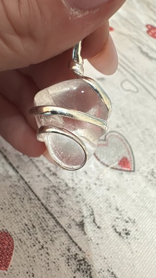 Colgante de cuarzo envuelto en plata