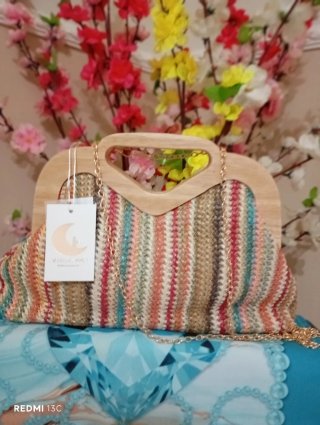 Borsa in paglia con manico in legno
