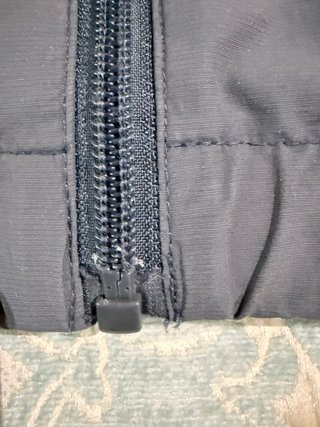Chaqueta gris/azul acolchada con capucha
