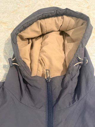 Chaqueta gris/azul acolchada con capucha