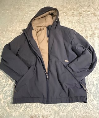 Chaqueta gris/azul acolchada con capucha