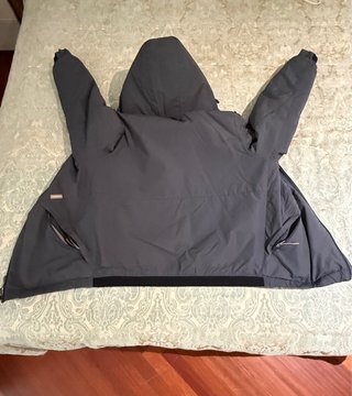 Chaqueta gris/azul acolchada con capucha