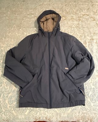 Chaqueta gris/azul acolchada con capucha