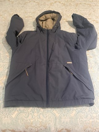 Chaqueta gris/azul acolchada con capucha