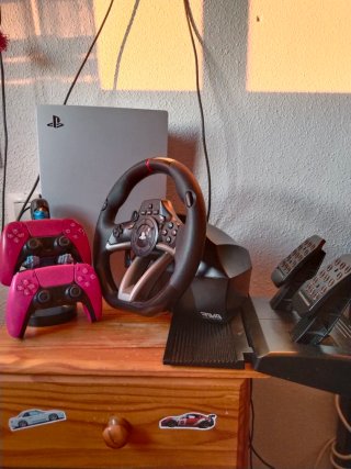 Consola PS5 con Volante pedales y cascos