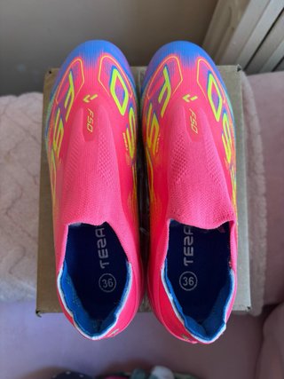 Botas de fútbol rosa flúor talla 36