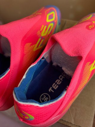 Botas de fútbol rosa flúor talla 36