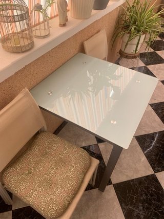 Mesa de cristal y metal con 4 sillas