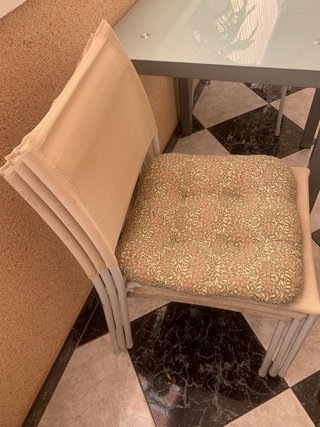 Mesa de cristal y metal con 4 sillas