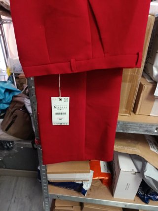 Traje rojo mujer chaqueta y pantalón de Zara