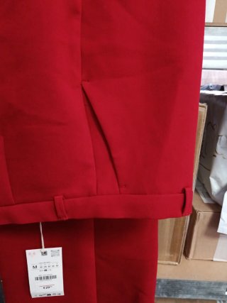 Traje rojo mujer chaqueta y pantalón de Zara