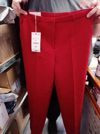 Traje rojo mujer chaqueta y pantalón de Zara