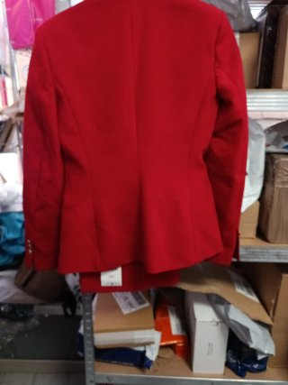 Traje rojo mujer chaqueta y pantalón de Zara