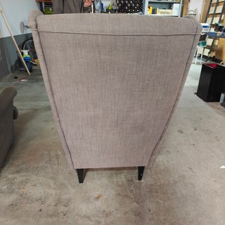 Sillón orejero gris tela