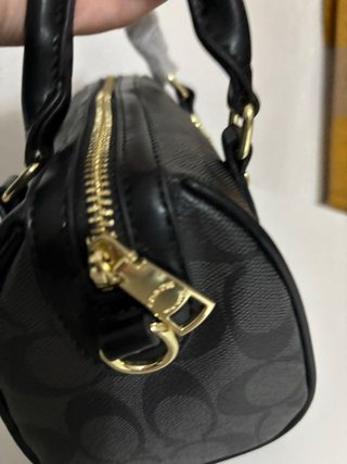 Bolso Coach Negro con Detalles Dorados