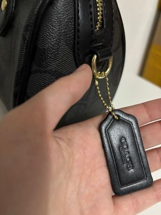 Bolso Coach Negro con Detalles Dorados