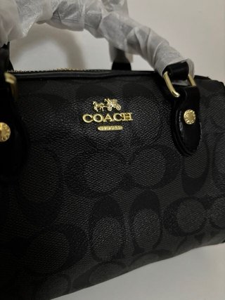 Bolso Coach Negro con Detalles Dorados