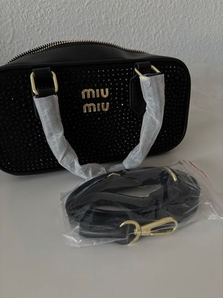 Bolso Miu Miu Negro con Detalles Dorados