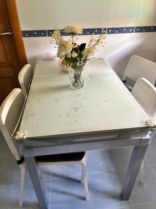 Mesa y 4 sillas de cocina