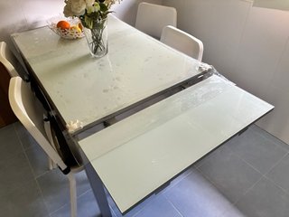Mesa y 4 sillas de cocina
